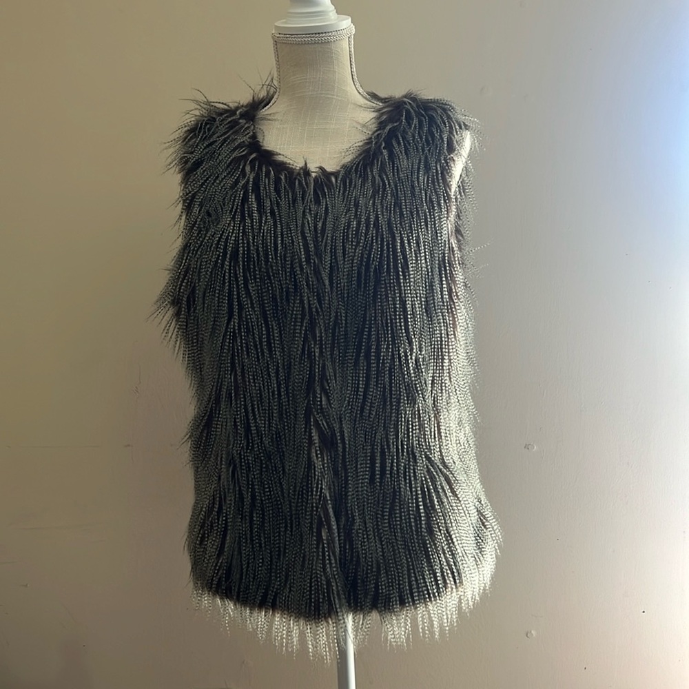 Max Studio Women Faux Fur Vest Size: L